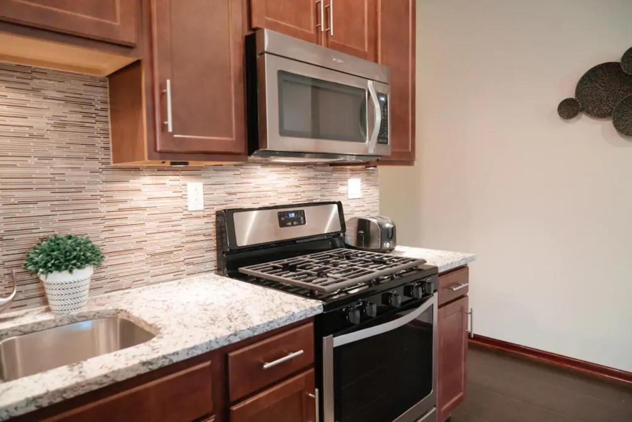 2br Airy & Tidy With Free Covered Parking - Modern Apartment Chicago