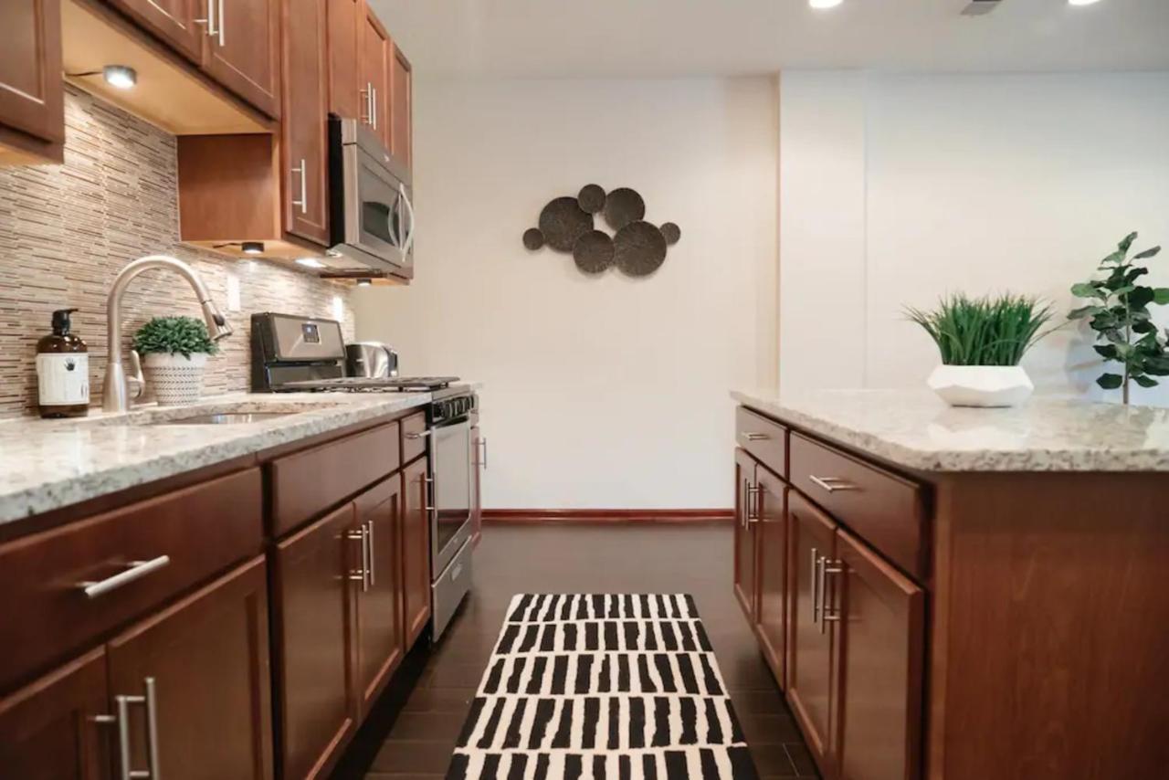 2br Airy & Tidy With Free Covered Parking - Modern