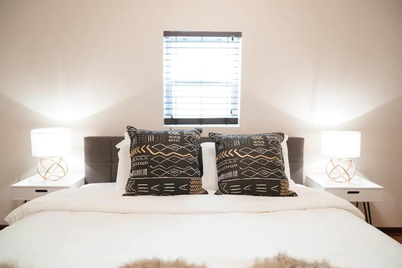 2br Airy & Tidy With Free Covered Parking - Modern *