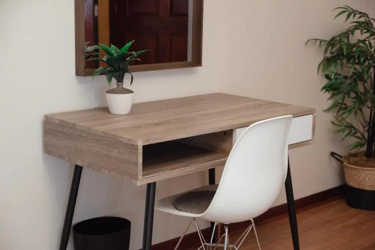 Apartment 2br Airy & Tidy With Free Covered Parking - Modern Chicago