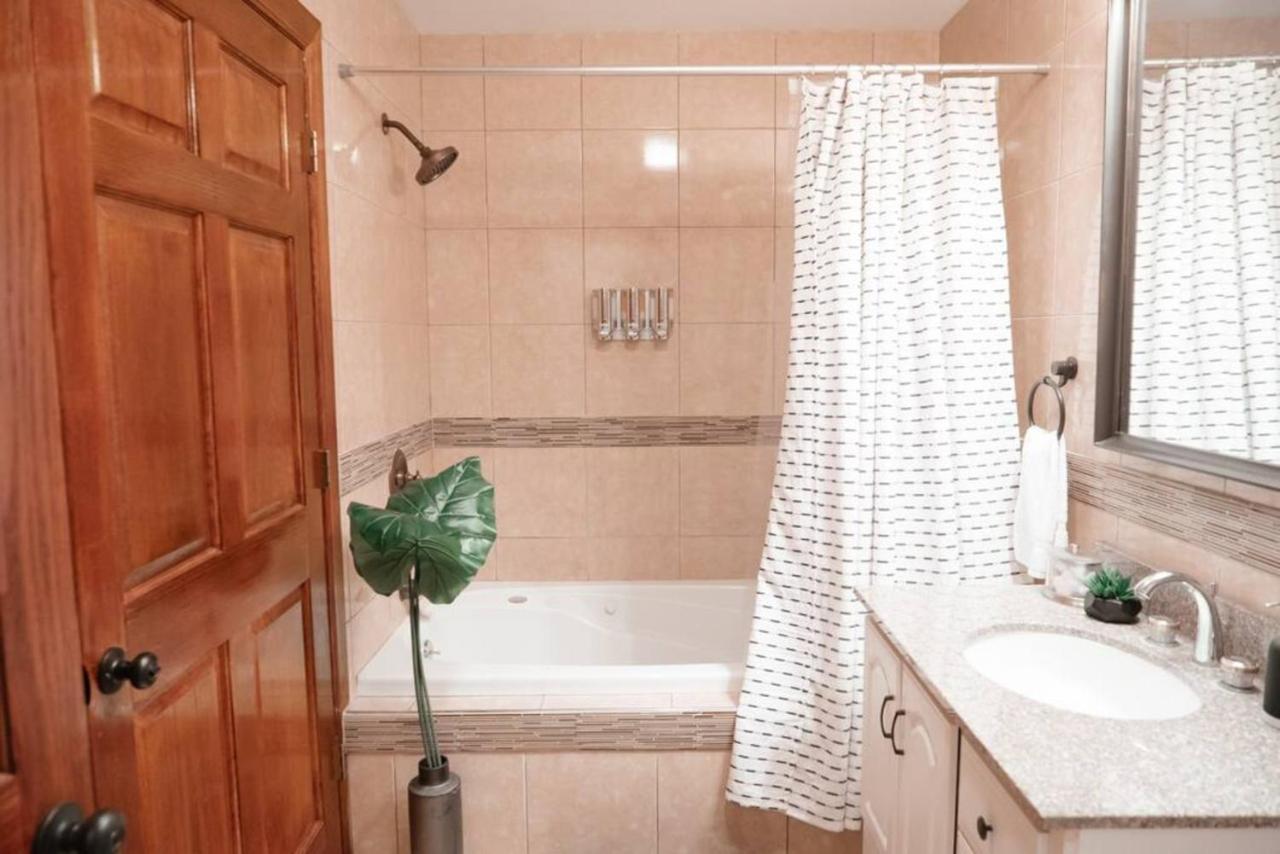 2br Airy & Tidy With Free Covered Parking - Modern Apartment