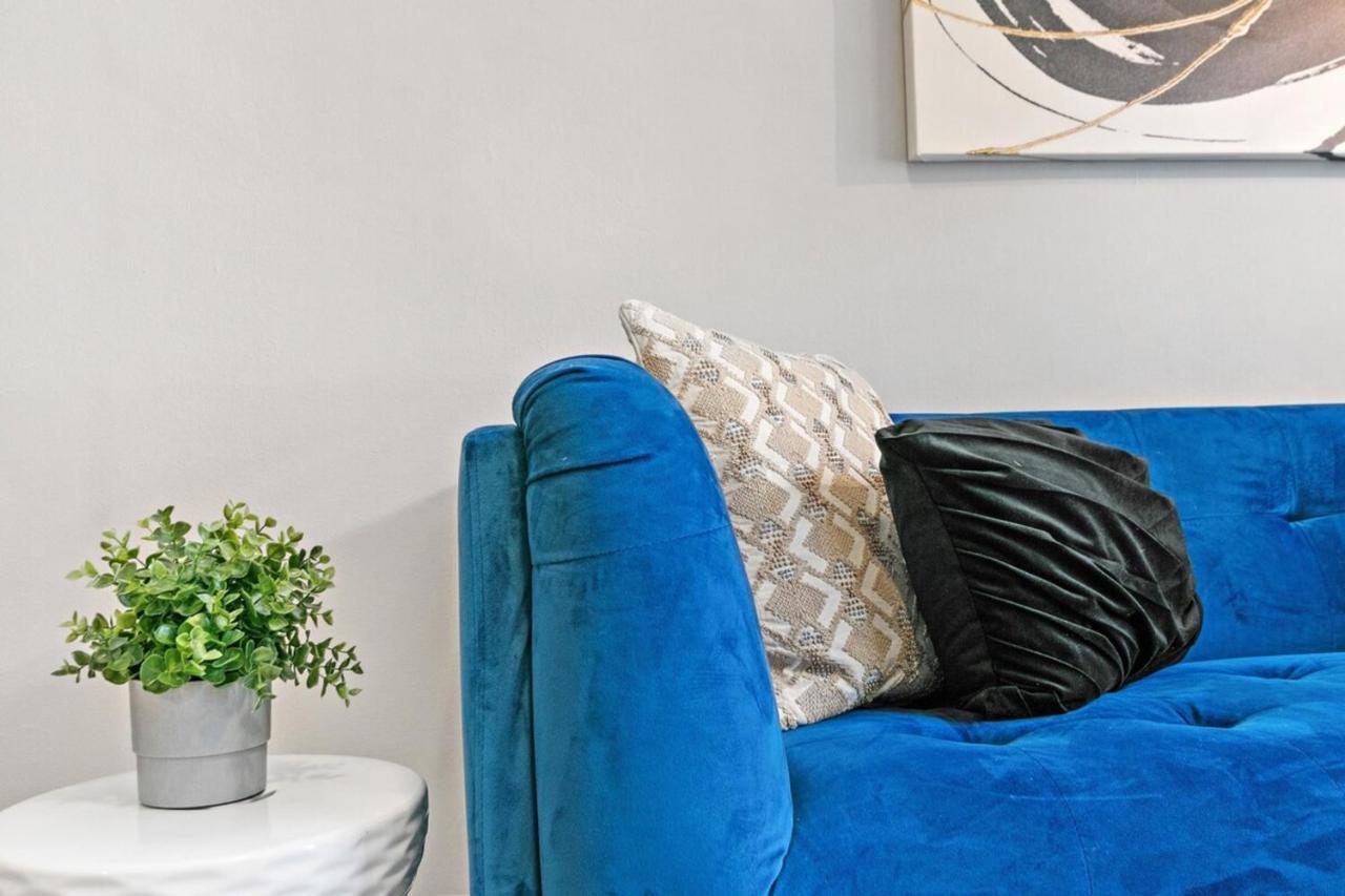 Convenient 2br Close To Shops, Dining, Loyola - Lunt 2s Apartment