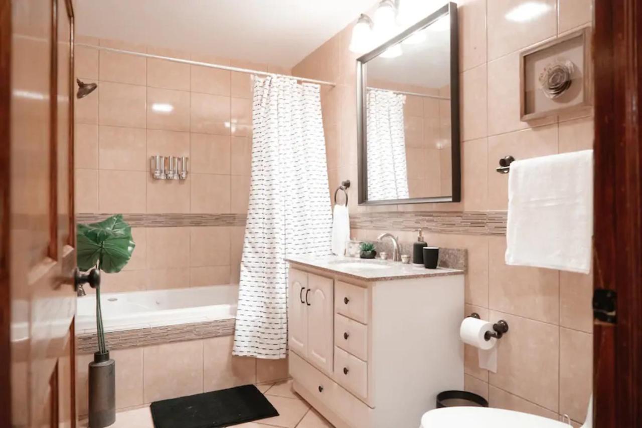 2br Airy & Tidy With Free Covered Parking - Modern * Chicago