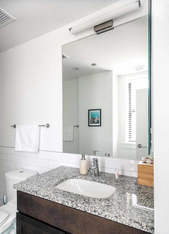Frontdesk Debonair Studio Apt With View Chicago