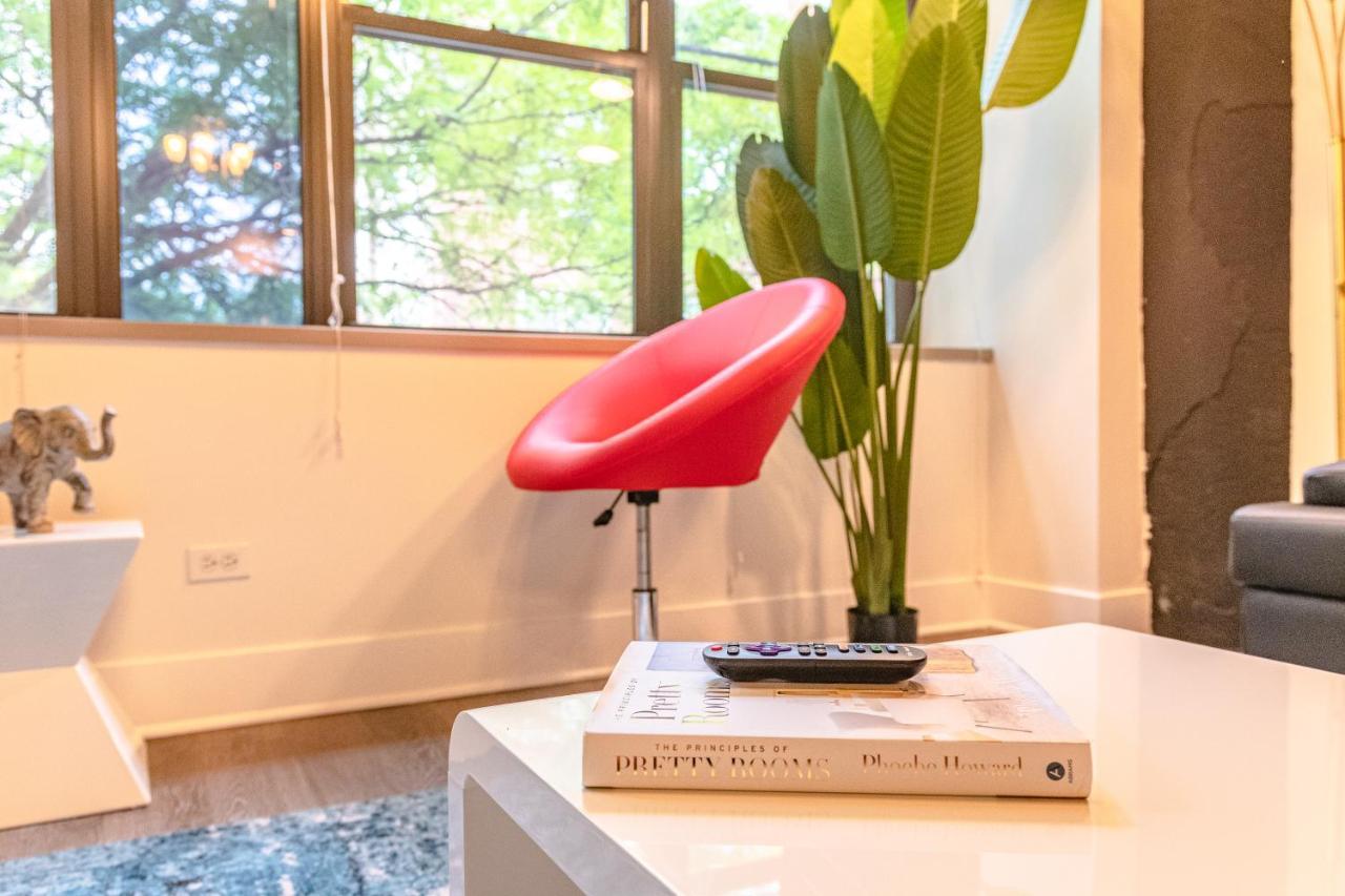 Ideal 3br Business Or Leisure In Fully Stocked Kitchen & Fast Internet With Optional Parking Near Soldier Field, Grant Park & Mccormick Place Chicago