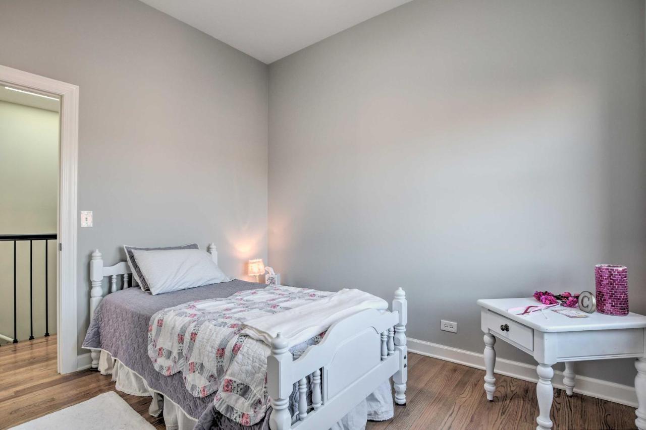 With Balcony Walk To Cta Stations! Apartment