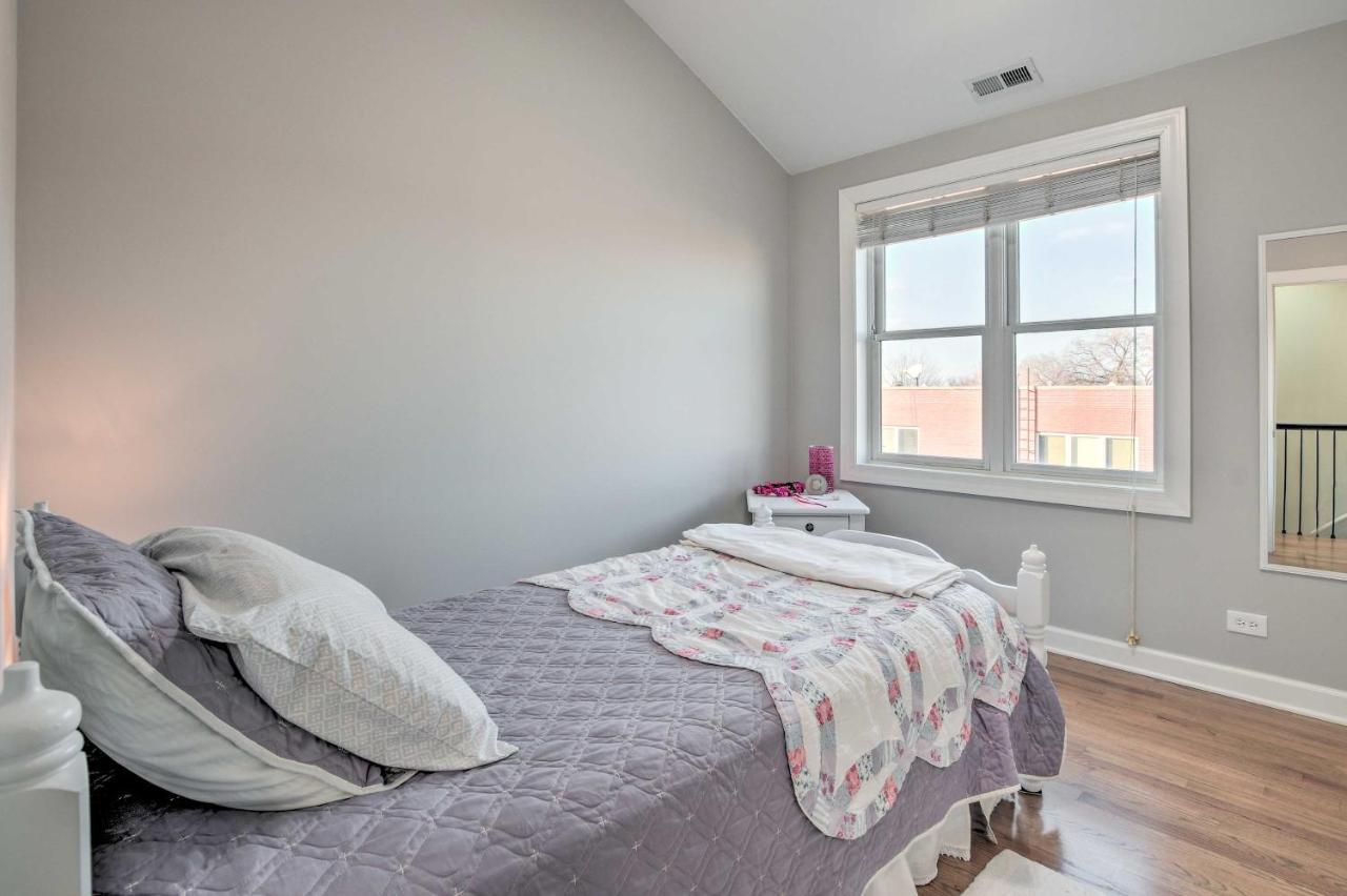 With Balcony Walk To Cta Stations! * Chicago