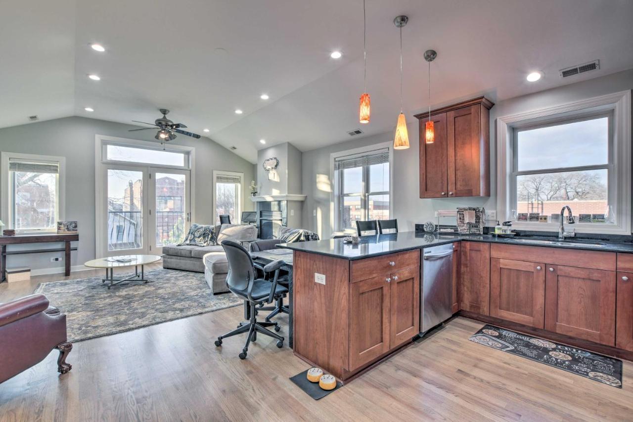 With Balcony Walk To Cta Stations! Apartment