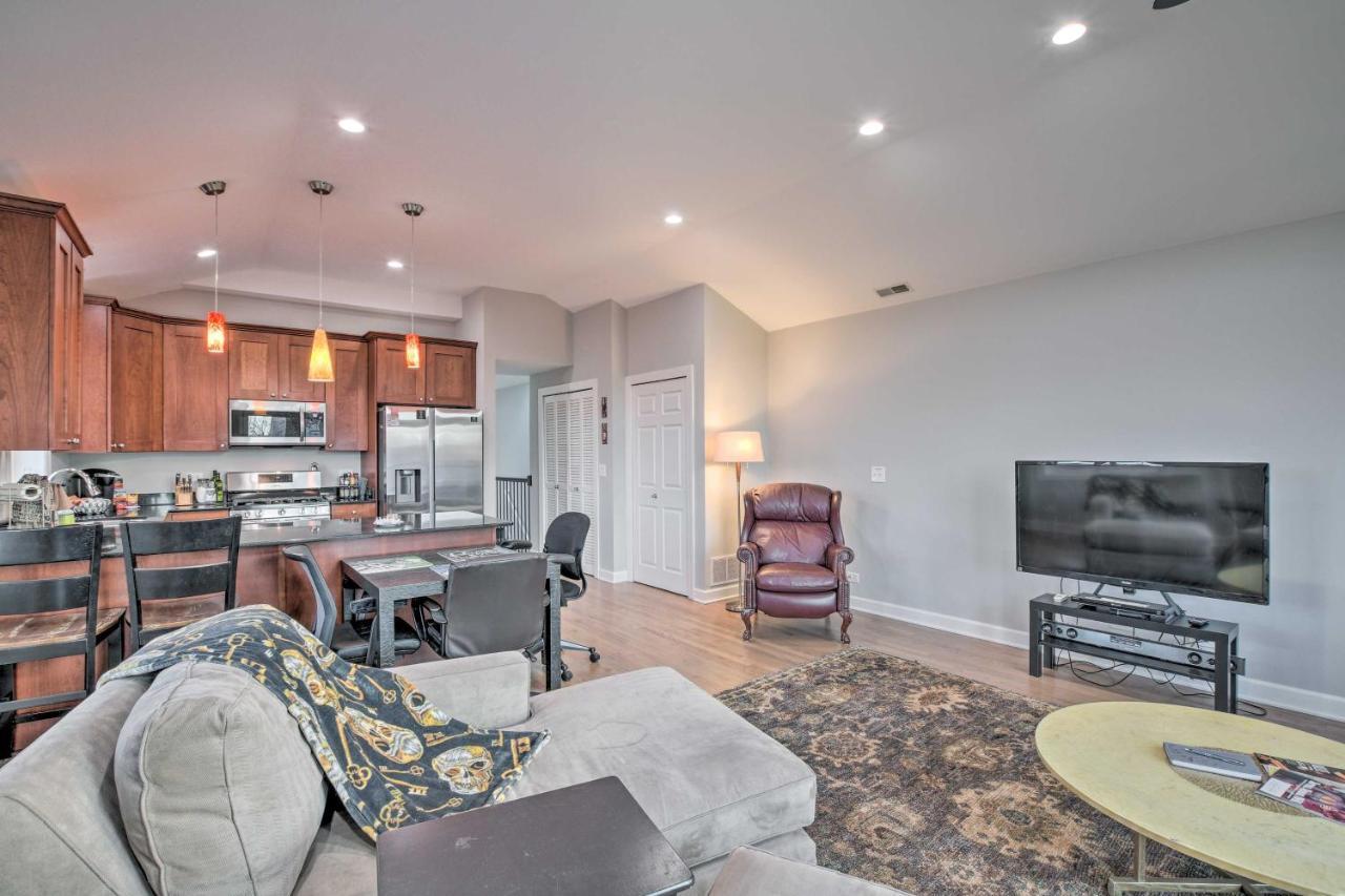 With Balcony Walk To Cta Stations! Chicago