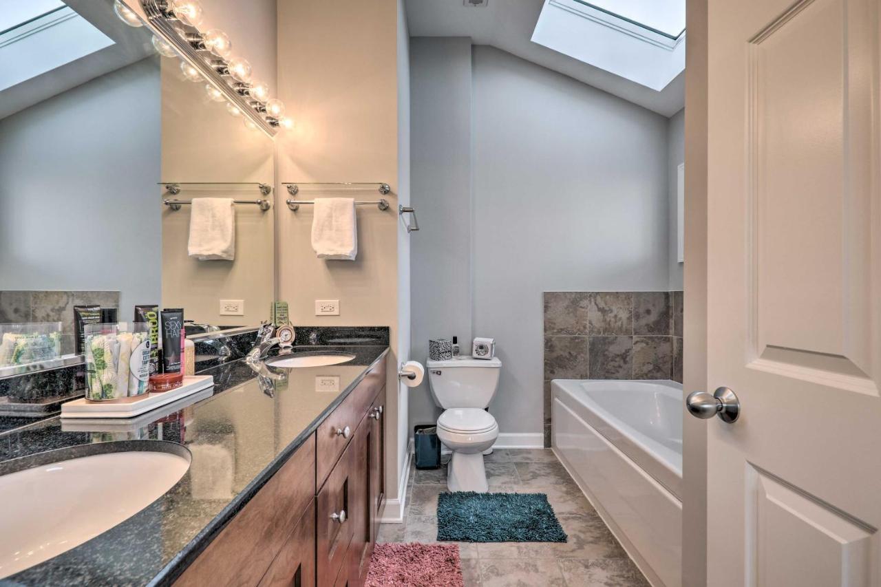 Apartment With Balcony Walk To Cta Stations! *