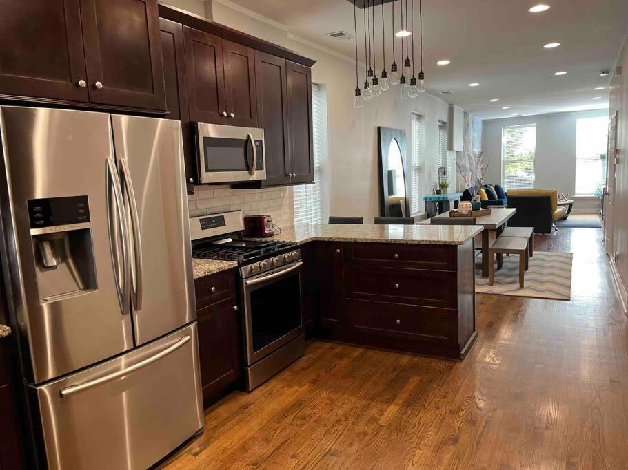 Trendy West Town Flat - 2 Bed / 1.5 Bath W Parking Apartment *