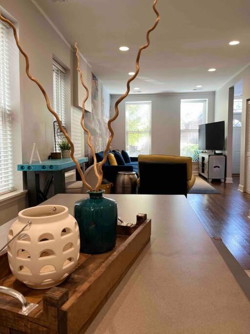 Apartment Trendy West Town Flat - 2 Bed / 1.5 Bath W Parking *
