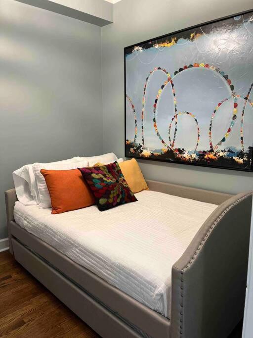 Trendy West Town Flat - 2 Bed / 1.5 Bath W Parking * Chicago