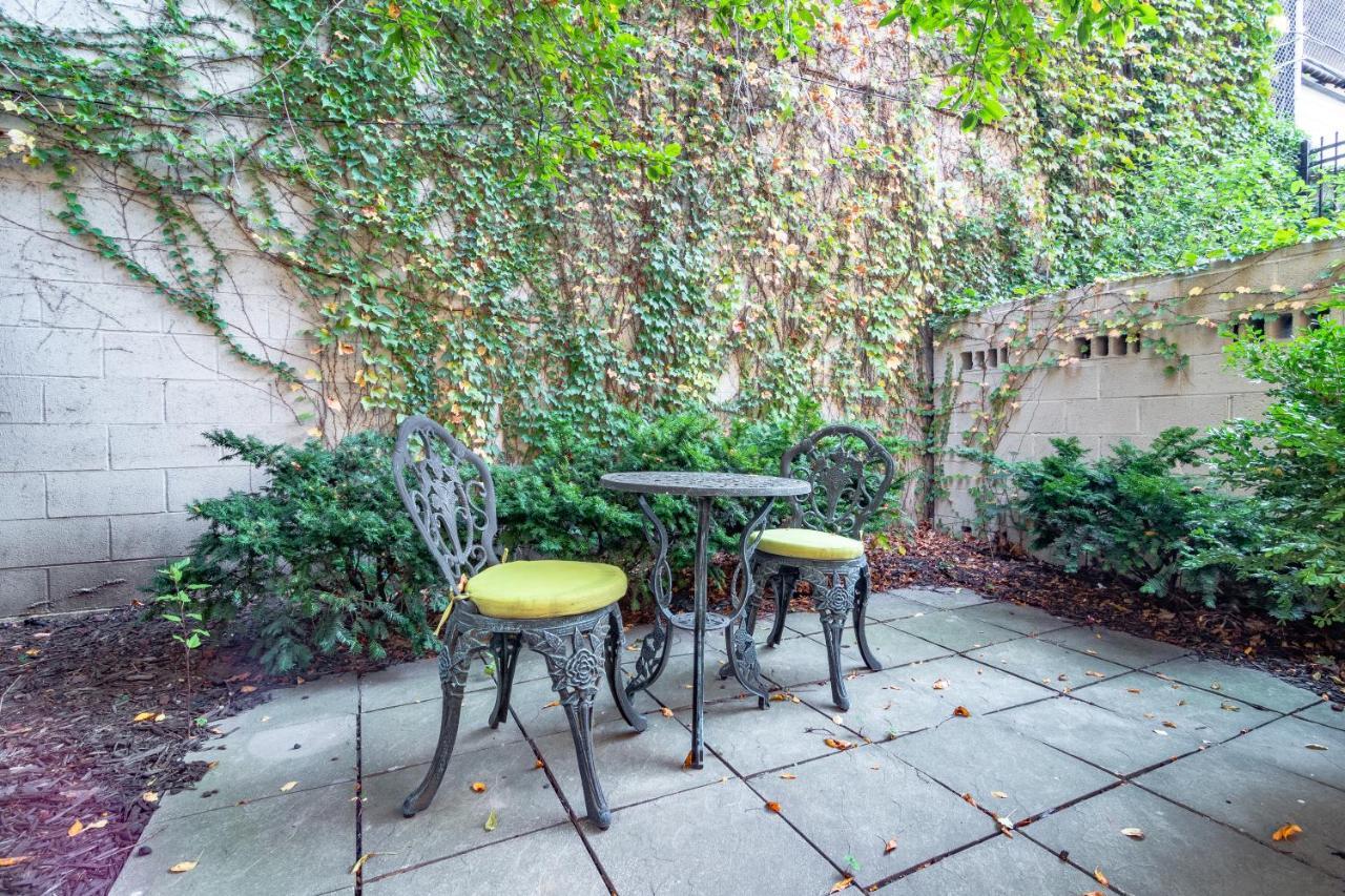 Villa Luxurious Gold Coast 4br 4-story With Parking Sleeps 12 Guests