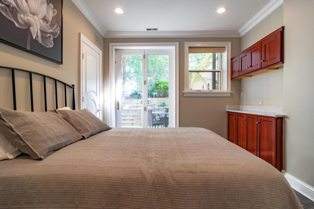 Luxurious Gold Coast 4br 4-story With Parking Sleeps 12 Guests Chicago