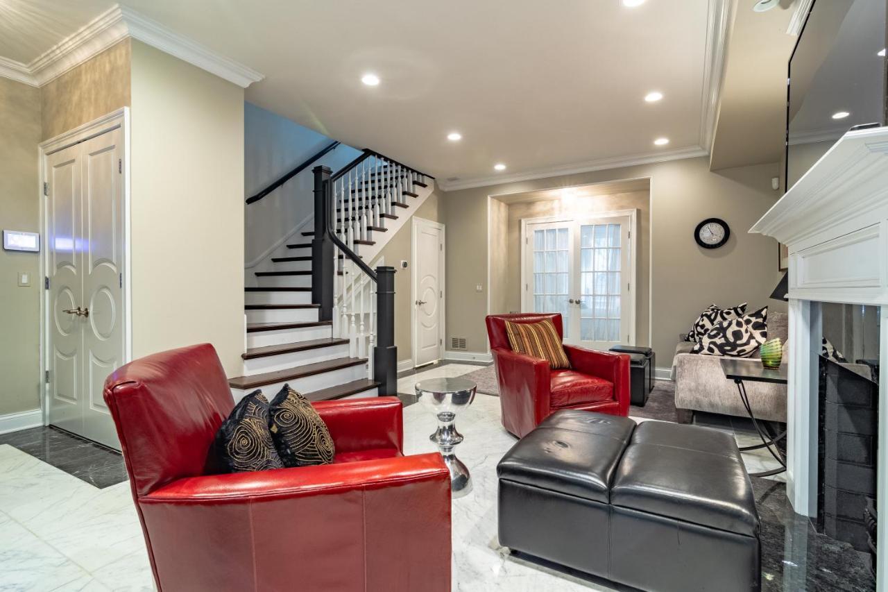 Villa Luxurious Gold Coast 4br 4-story With Parking Sleeps 12 Guests