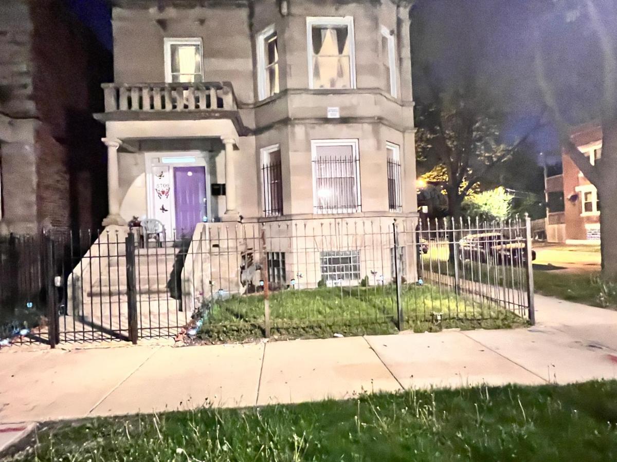 Clean, Spacious, Inexpensive Queen Br Guest house Chicago