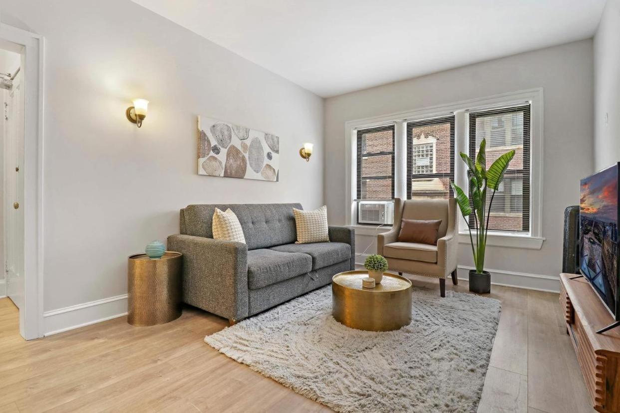 Apartment Warm & Lovely 2br Close To Dining & Shops - Touhy 1s