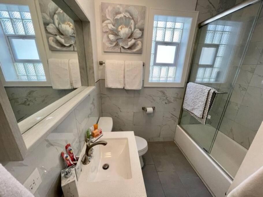 Apartment The Blue Golden Luxury Modern 3- Bedroom In *