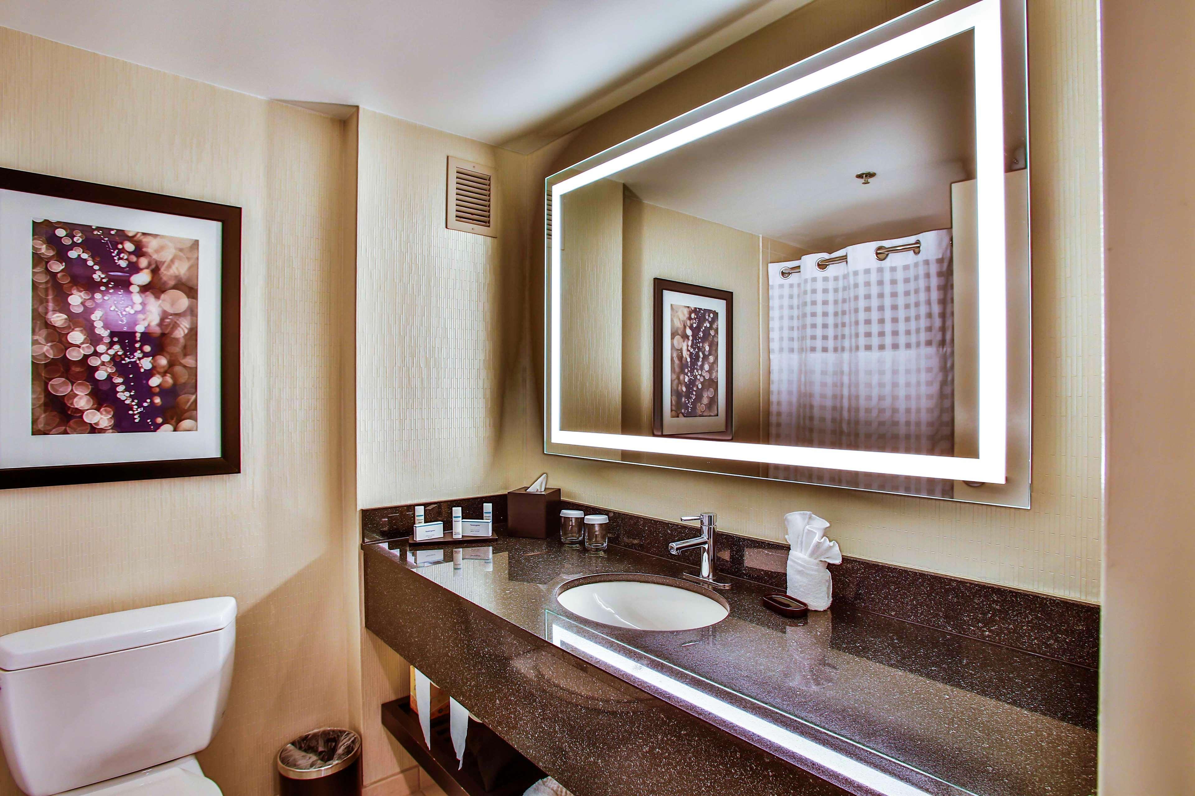 Embassy By Hilton Downtown Magnificent Mile Hotel 4*