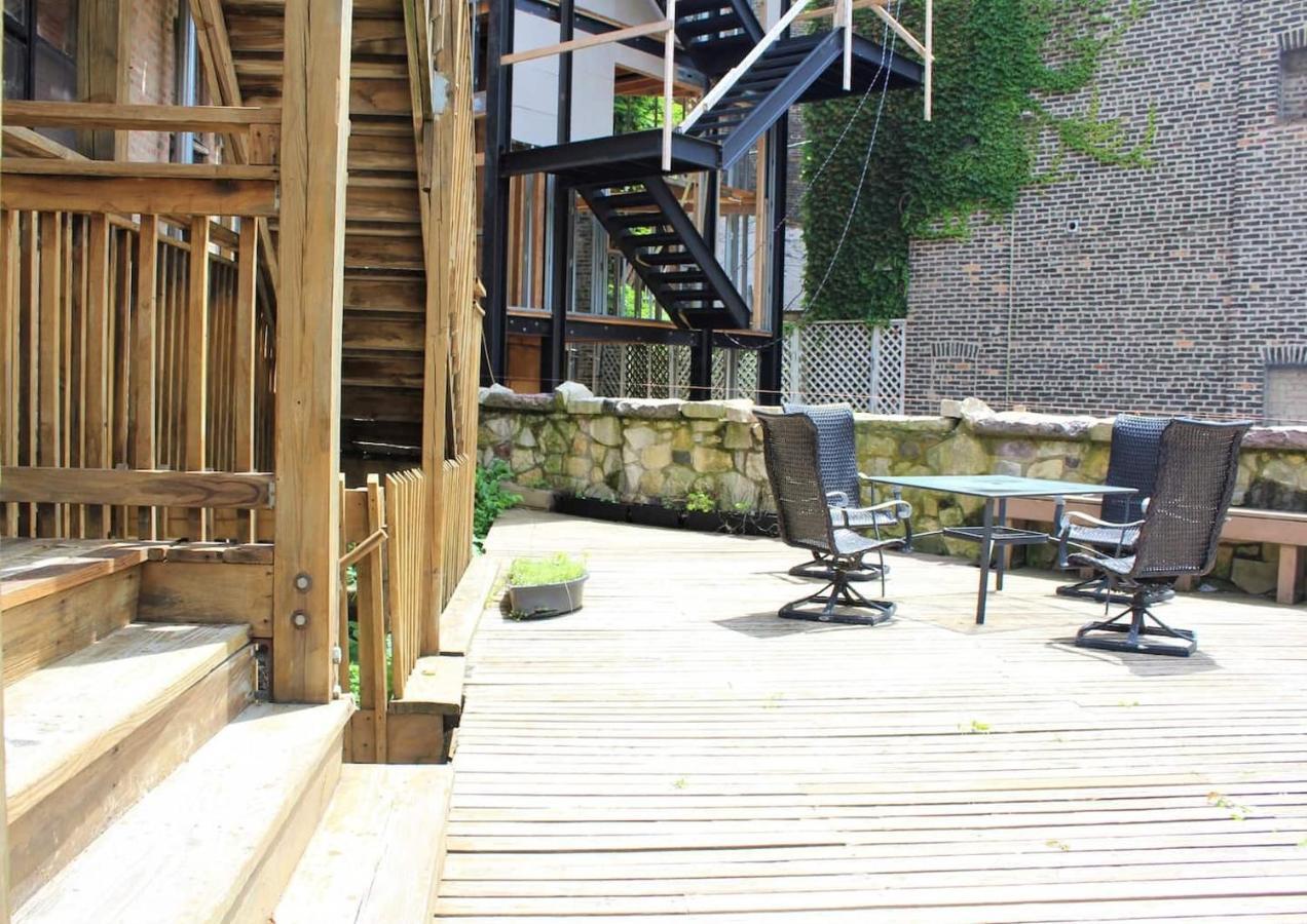 Walk To Lincoln Park, North Avenue Beach, And Second City! Lovely Old Town Charm! *