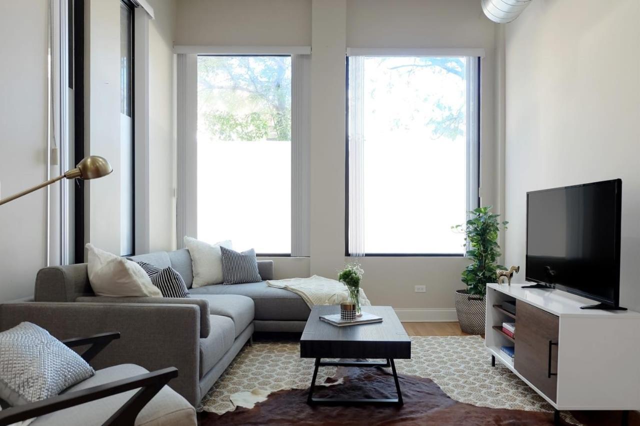 Breathtaking Getaway In Prime Lakeview Location! Apartment