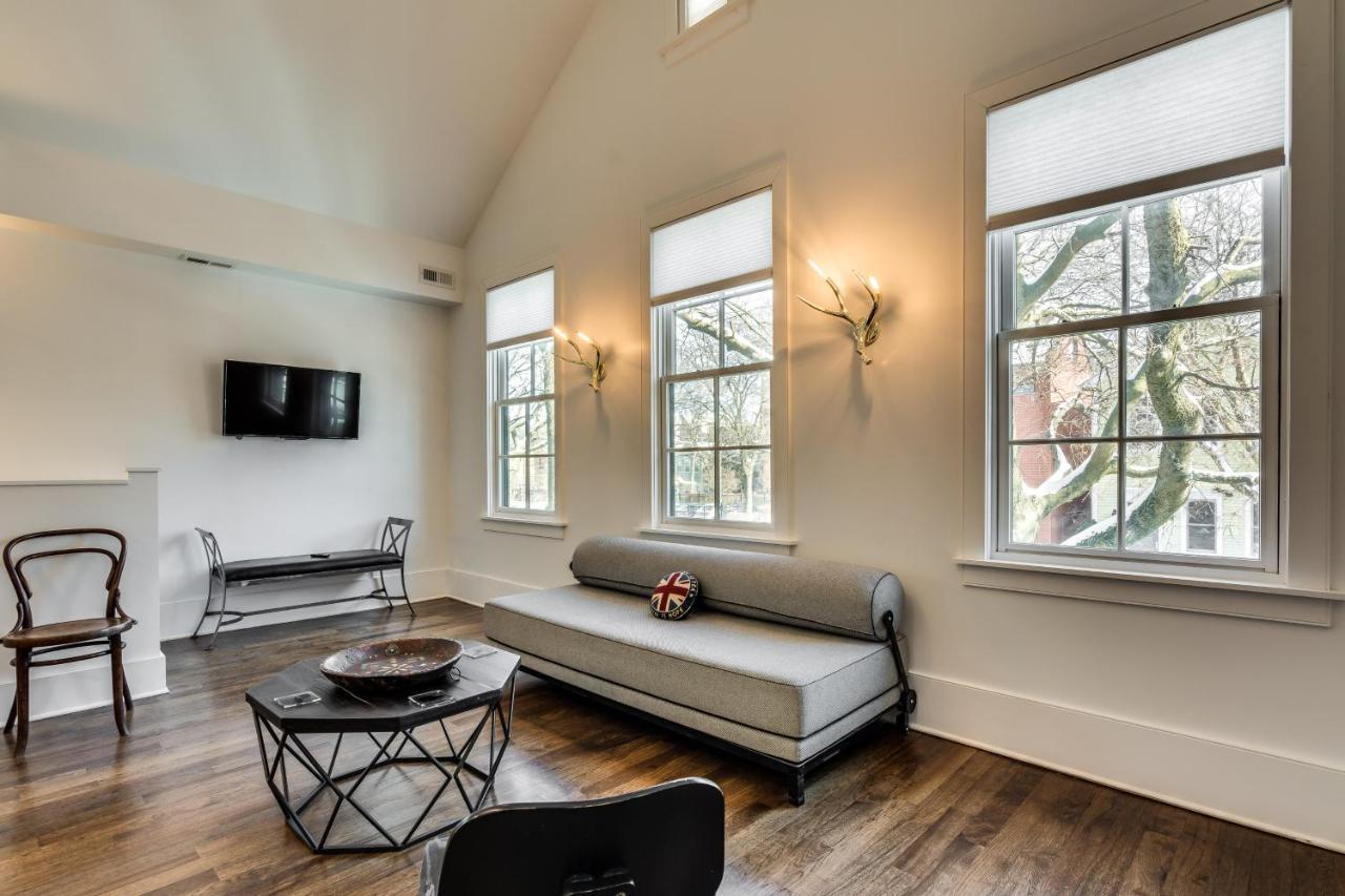 Old Town At It's Finest! Pet Friendly & Recently Renovated Top-floor Has Everything Need For A Perfect Windy Getaway Apartment Chicago