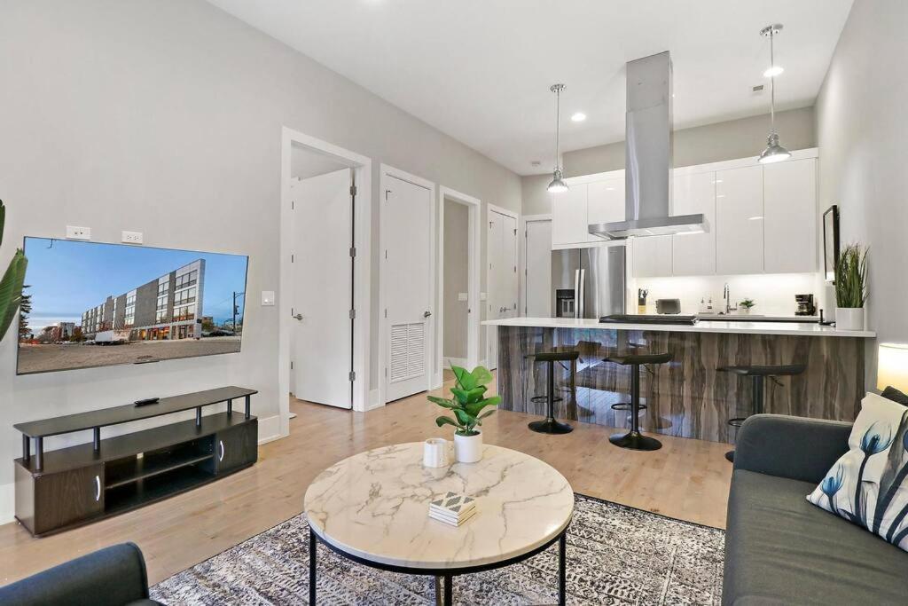 1-bedroom Minimalist With Laundry - Crosby 204 * Chicago