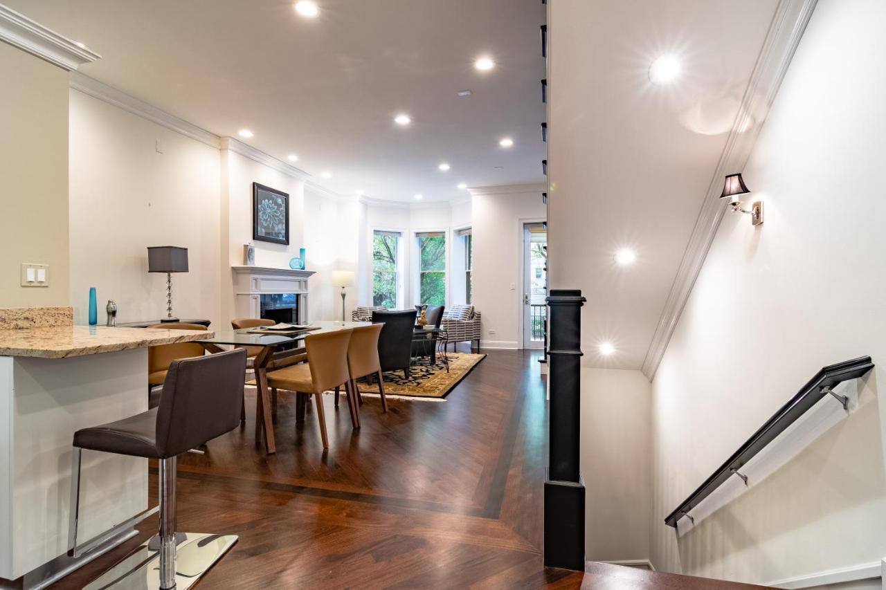 Villa Luxurious Gold Coast 4br 4-story With Parking Sleeps 12 Guests *