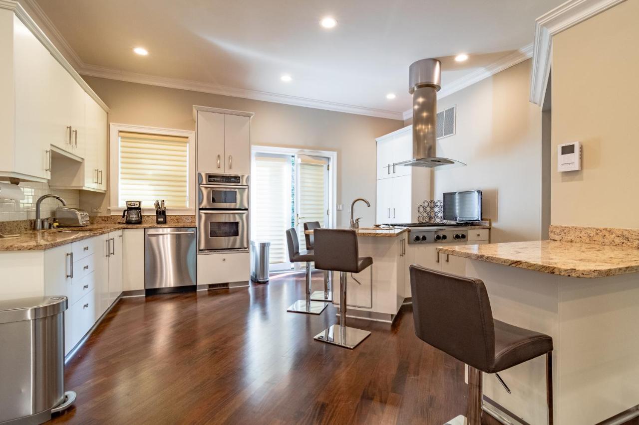 Villa Luxurious Gold Coast 4br 4-story With Parking Sleeps 12 Guests Chicago