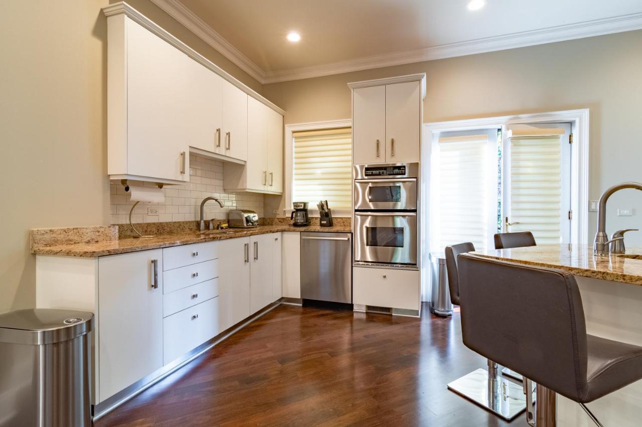 Villa Luxurious Gold Coast 4br 4-story With Parking Sleeps 12 Guests *