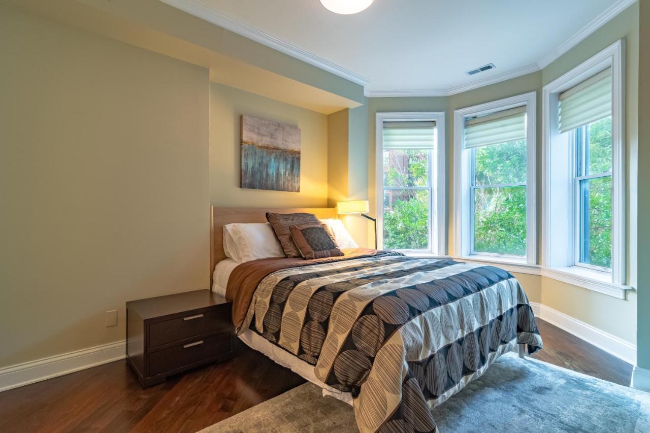 Luxurious Gold Coast 4br 4-story With Parking Sleeps 12 Guests Villa