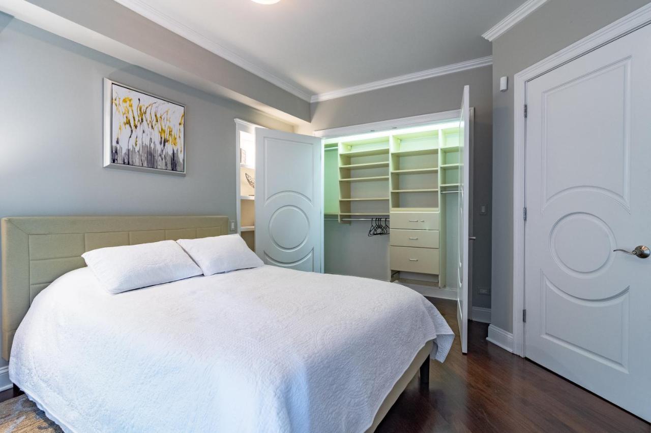 Villa Luxurious Gold Coast 4br 4-story With Parking Sleeps 12 Guests *