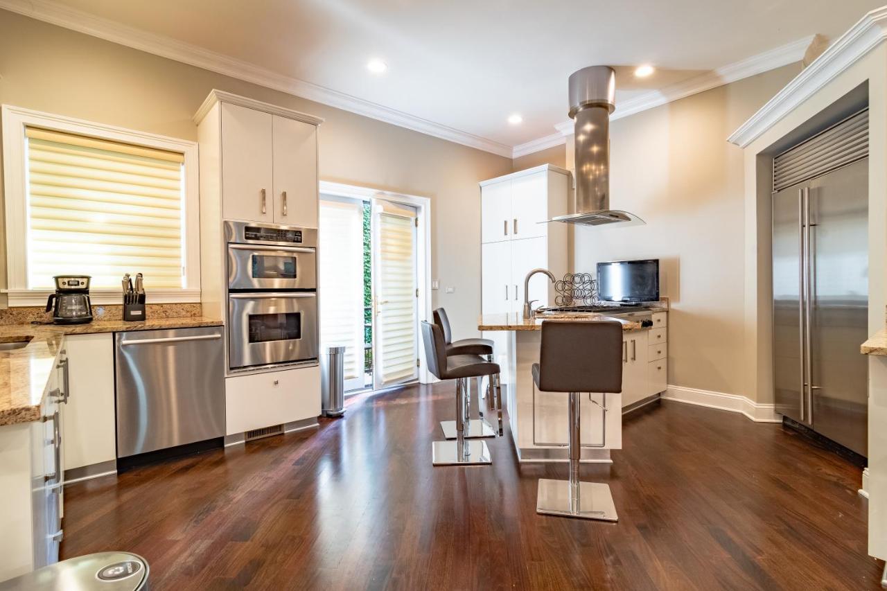 Luxurious Gold Coast 4br 4-story With Parking Sleeps 12 Guests * Chicago