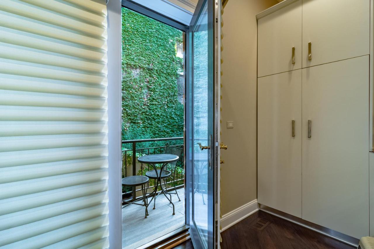 Villa Luxurious Gold Coast 4br 4-story With Parking Sleeps 12 Guests *