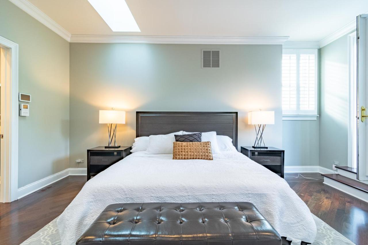 Luxurious Gold Coast 4br 4-story With Parking Sleeps 12 Guests * Chicago