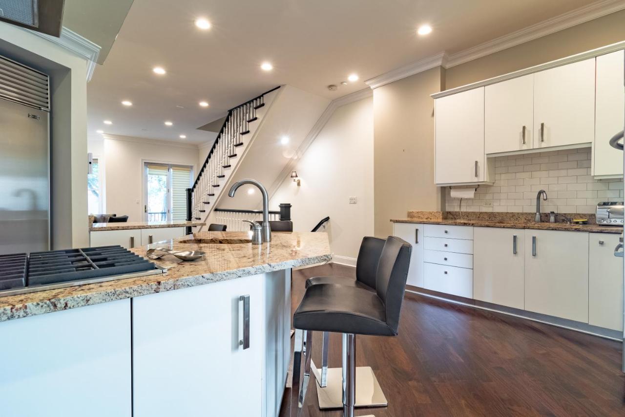 Villa Luxurious Gold Coast 4br 4-story With Parking Sleeps 12 Guests *