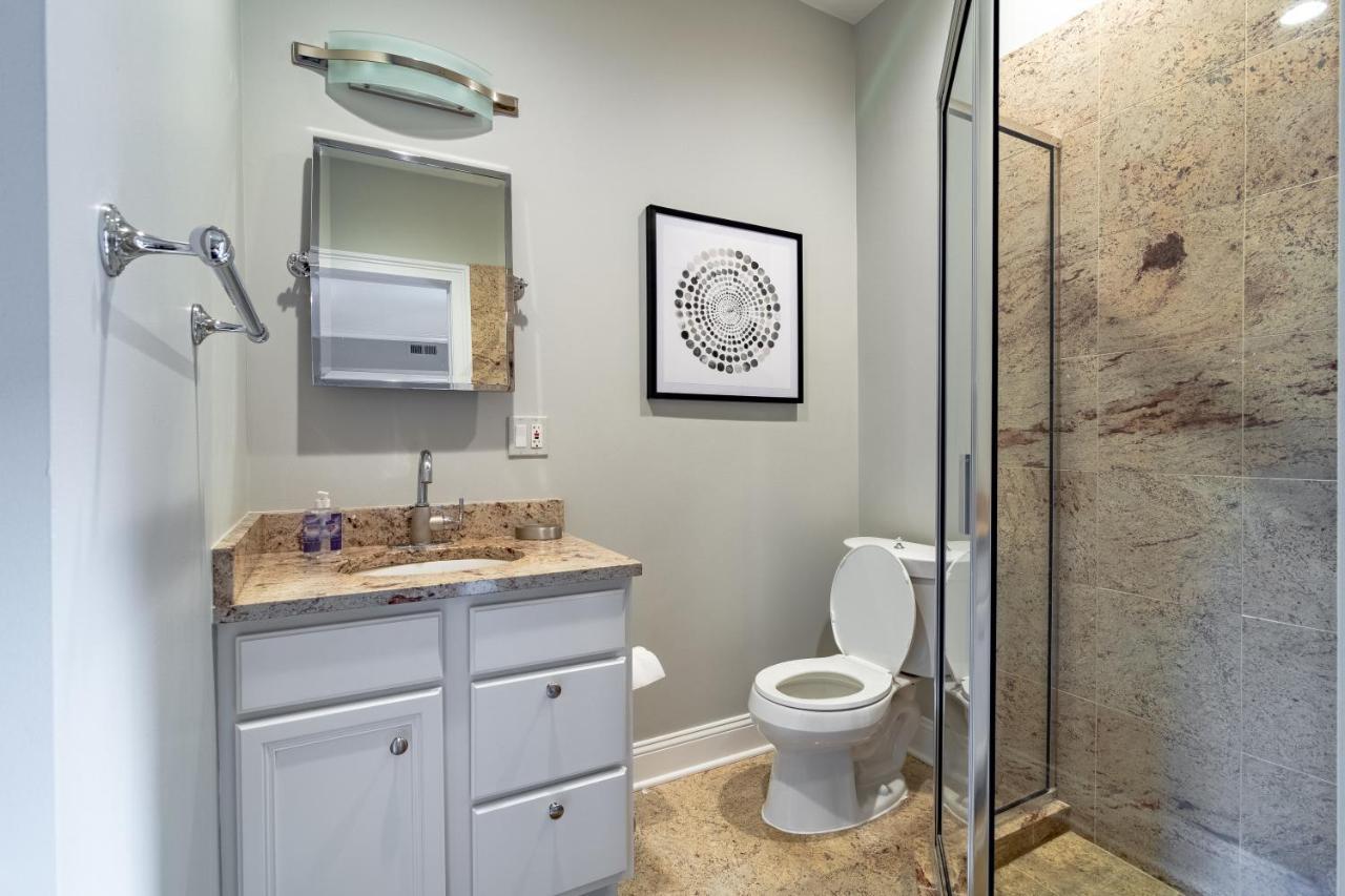 Villa Luxurious Gold Coast 4br 4-story With Parking Sleeps 12 Guests *