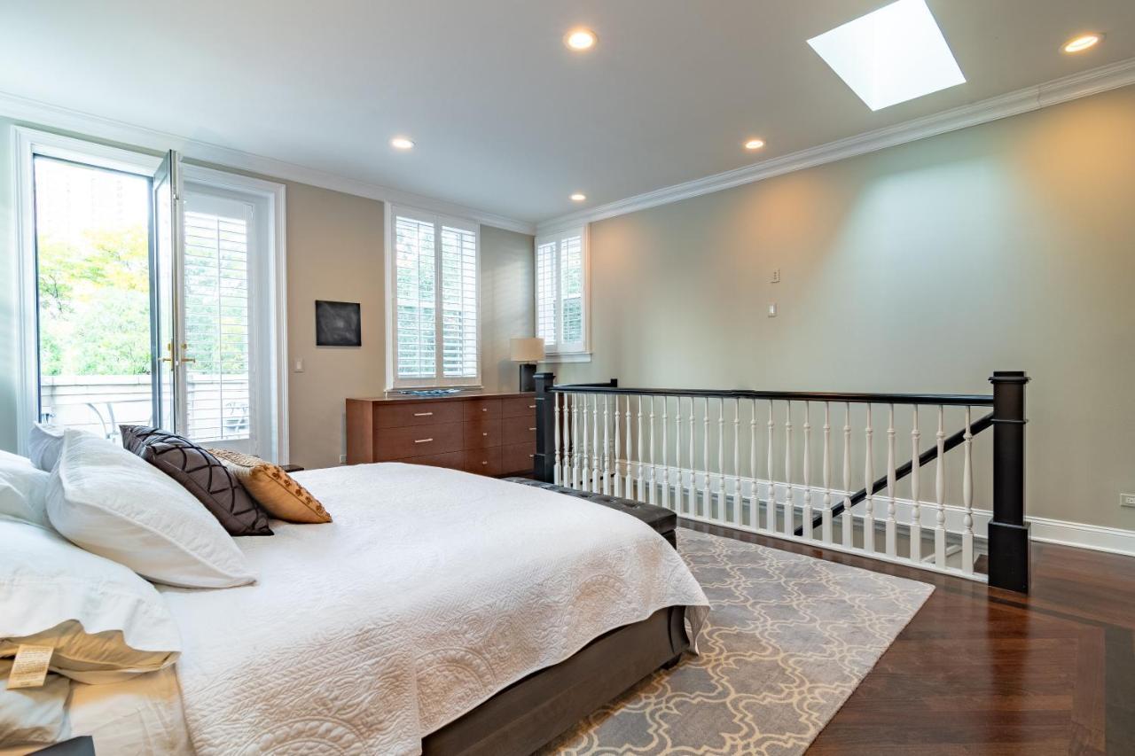 Villa Luxurious Gold Coast 4br 4-story With Parking Sleeps 12 Guests