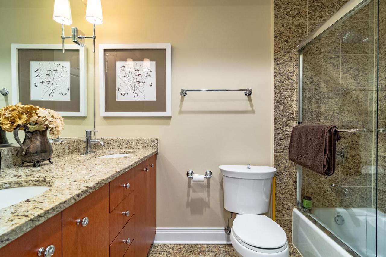 Villa Luxurious Gold Coast 4br 4-story With Parking Sleeps 12 Guests *