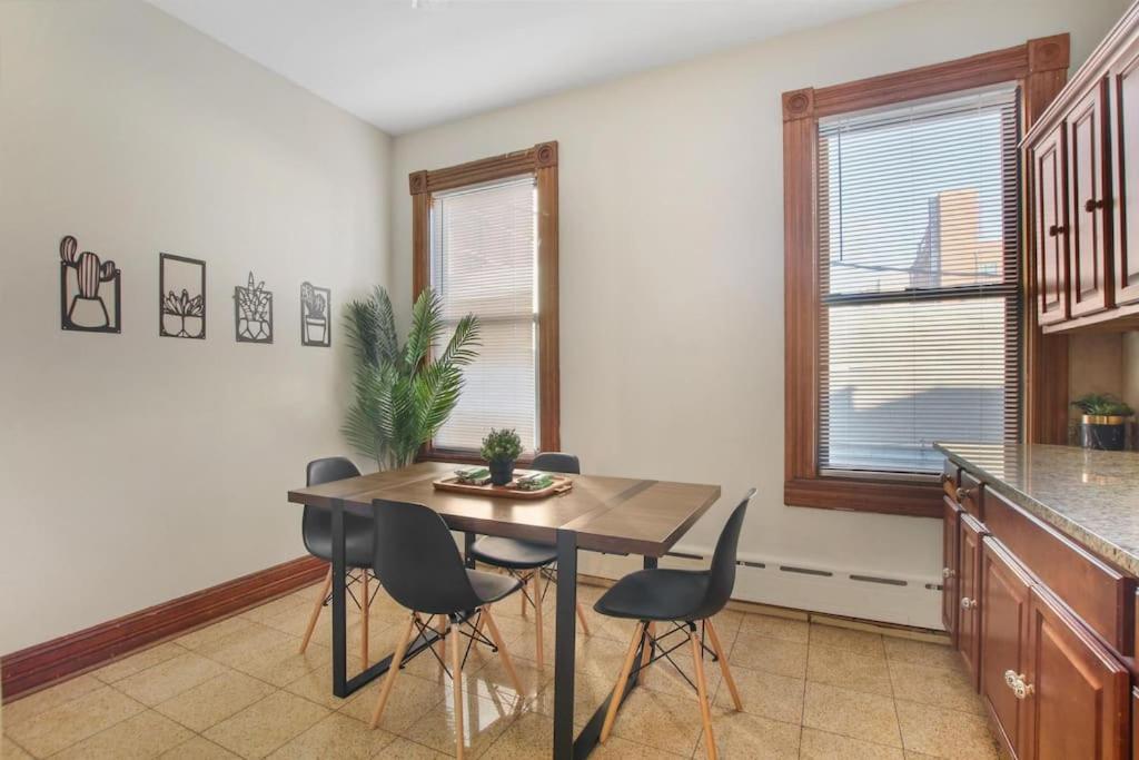 Well-equipped 4br With In-unit Washer & Dryer - Broadway 2 Apartment Chicago