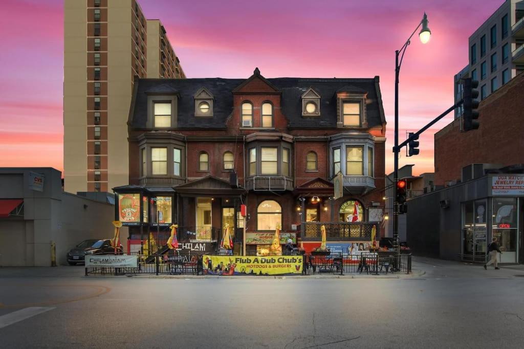 Well-equipped 4br With In-unit Washer & Dryer - Broadway 2 Chicago
