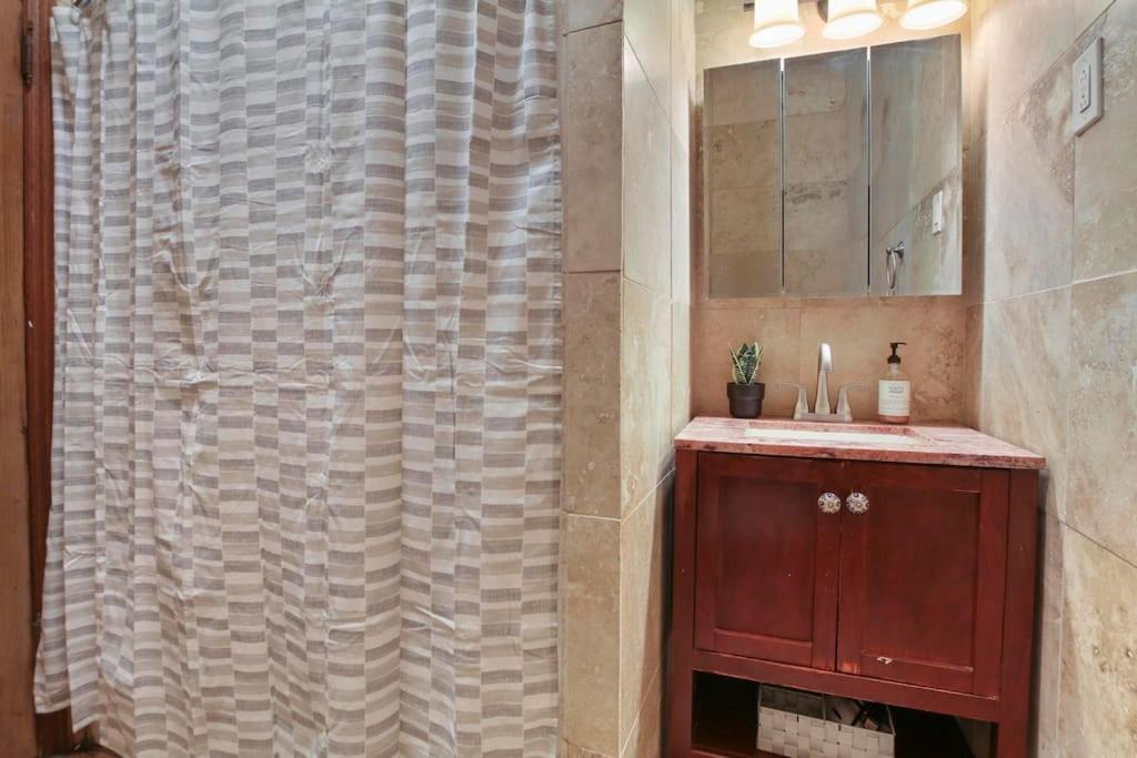 Well-equipped 4br With In-unit Washer & Dryer - Broadway 2 Chicago