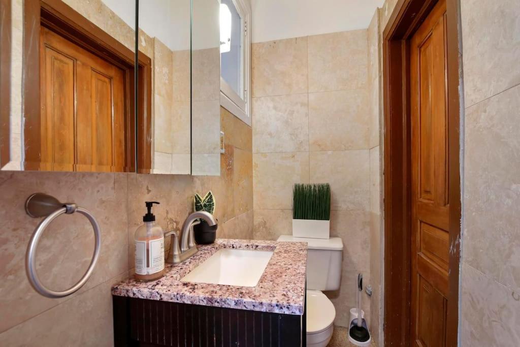 Well-equipped 4br With In-unit Washer & Dryer - Broadway 2 Apartment *