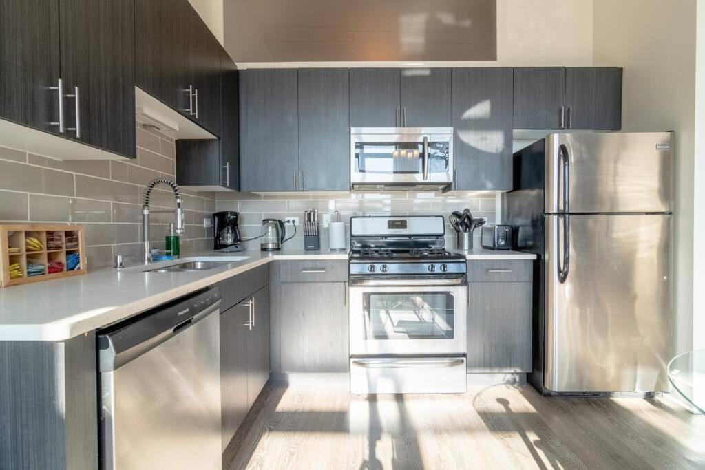 South Loop 2br Retreat With Skyline View And Optional Parking For 8 Guests Near Mccormick Place And Soldier Field