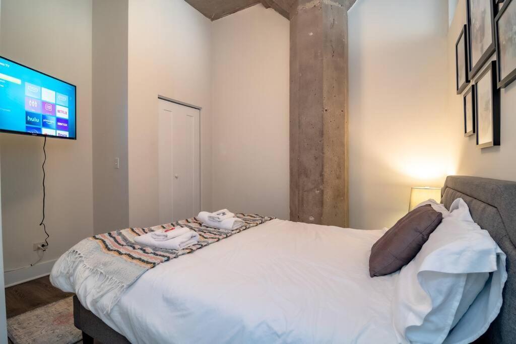 South Loop 2br Retreat With Skyline View And Optional Parking For 8 Guests Near Mccormick Place And Soldier Field Chicago