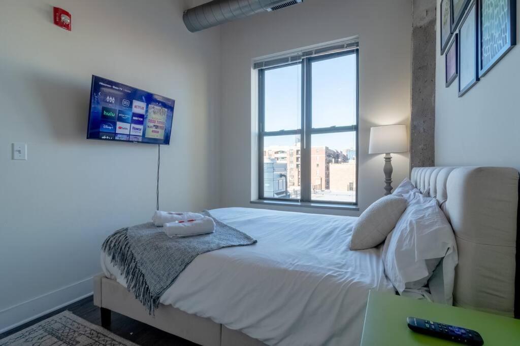 South Loop 2br Retreat With Skyline View And Optional Parking For 8 Guests Near Mccormick Place And Soldier Field Apartment