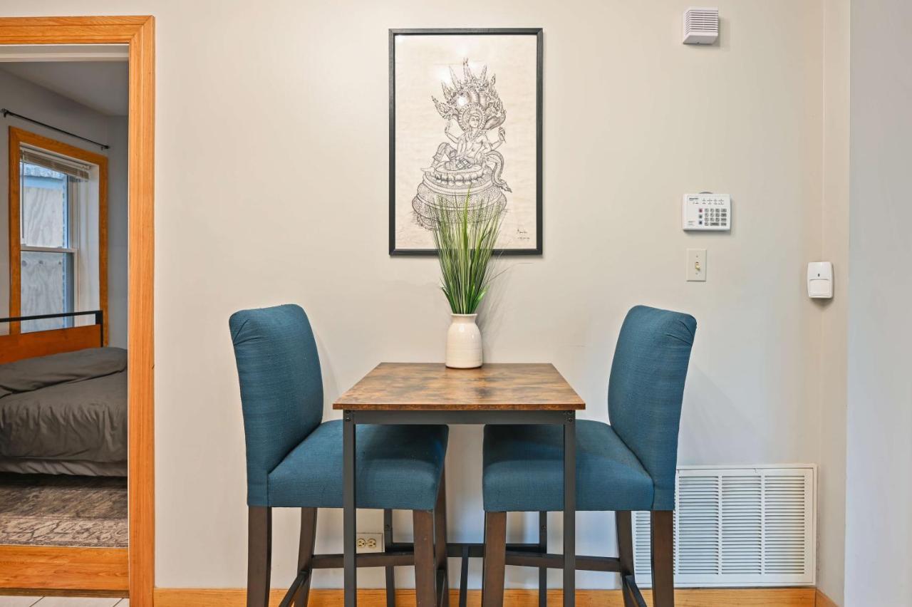 2 Bed W/ Office, Free Parking, Near Wrigley * Chicago