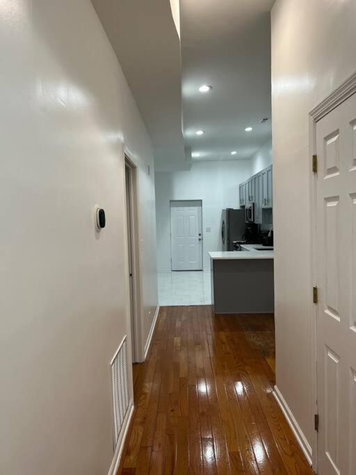 Adorable 2 Bedroom With Free Street Parking Appartement
