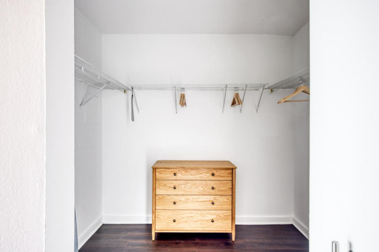 Streeterville W Pool Gym Nr Park Chi-581 *